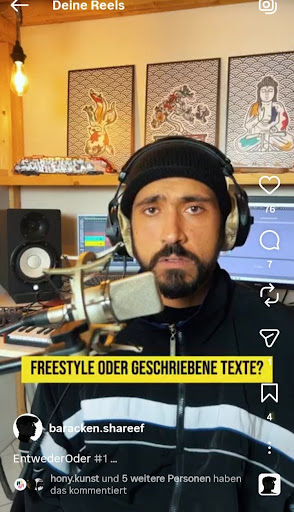 Video Content als Instagram Reel mit Musiker, Kopfhörern und Mikrofon im Studio zur Frage Freestyle oder Texte